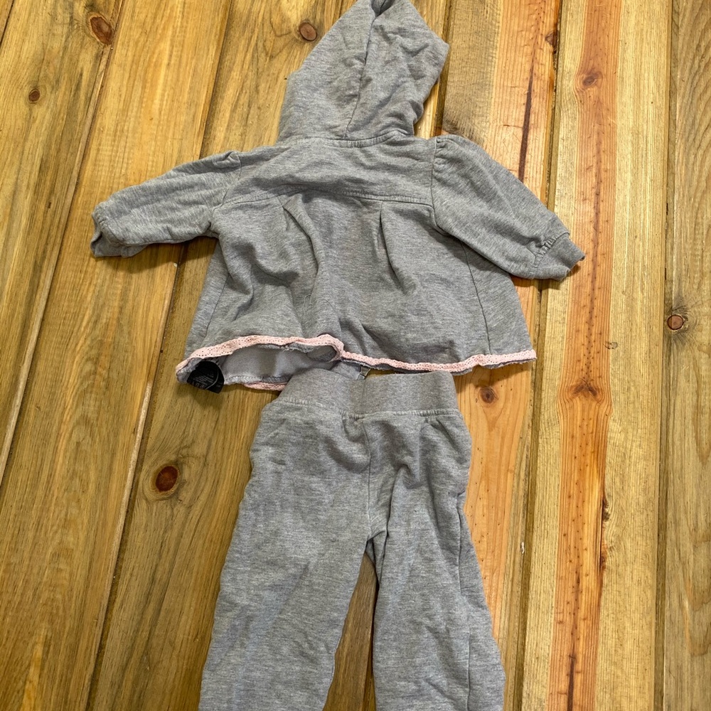Great condition KENNETH COLE kids sweatsuit - Picture 6 of 6